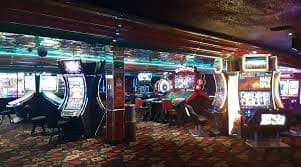 Pemain menikmati Bingo online di huh77 melalui ponsel dengan tampilan kartu Bingo yang responsif dan modern