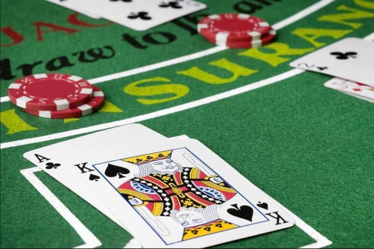 Tampilan permainan Bingo online di huh77 dengan kartu Bingo berwarna dan antarmuka yang modern