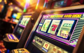 Antarmuka kasino online huh77 yang modern dan responsif, menampilkan berbagai pilihan permainan meja dan slot